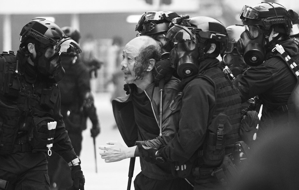 Demonstran Hong Kong Mengamuk karena Unjuk Rasa Dibubarkan, Keroyok Polisi