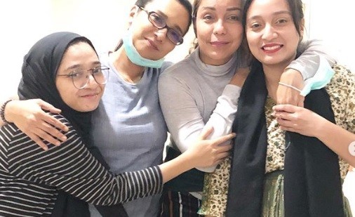 Suami Soraya Haque Kritis, Syahnaz Haque Kuatkan sang Kakak