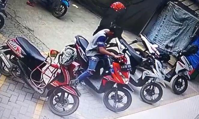 Maling Motor di Palmerah Jakbar Terekam CCTV, Pelaku 2 Orang