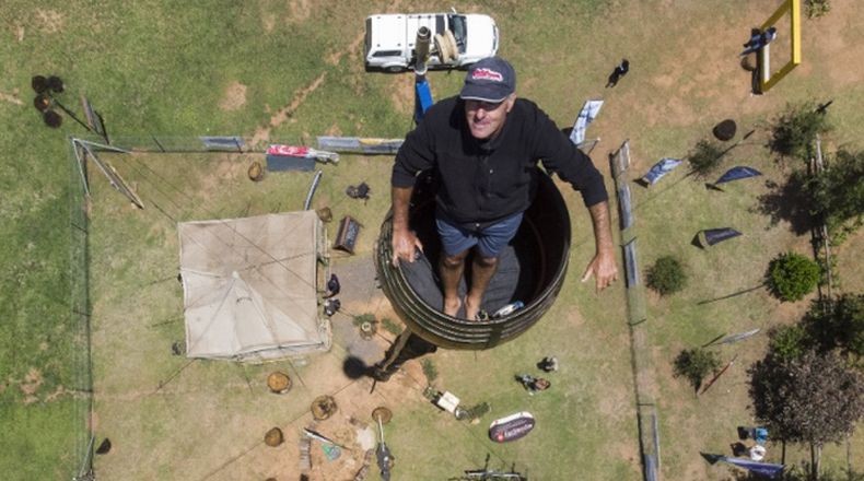 Pria Afrika Selatan Pecahkan Rekor Dunia Berada di Puncak Tiang Selama 2 Bulan