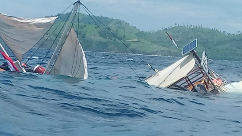 Digulung Ombak, Kapal Pinisi yang Ditumpangi Wartawan Terbalik di Labuan Bajo