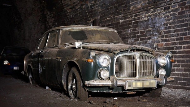 Puluhan Mobil Klasik Langka Terbengkalai di Bekas Terowongan Kereta Api