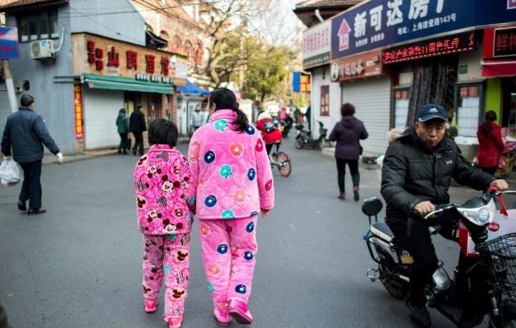 Tampilkan Foto Orang-Orang Pakai Piyama, Pejabat China Minta Maaf