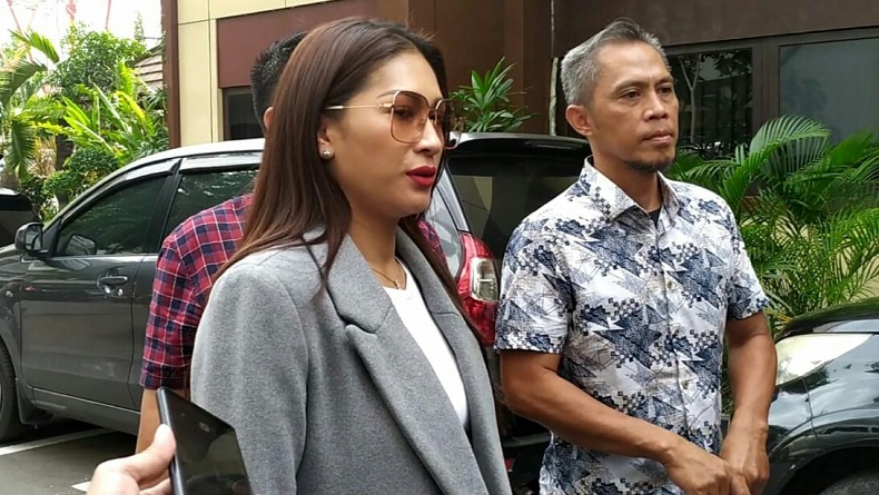 Tata Janeeta Akhirnya Penuhi Panggilan Polda Jatim terkait Investasi Bodong MeMiles