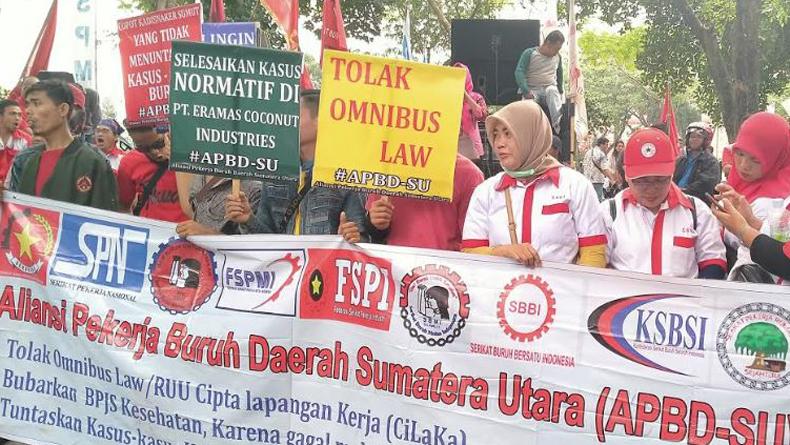 Tolak Omnibus Law Cipta Lapangan Kerja, Buruh Sumut Unjuk Rasa di Kantor DPRD