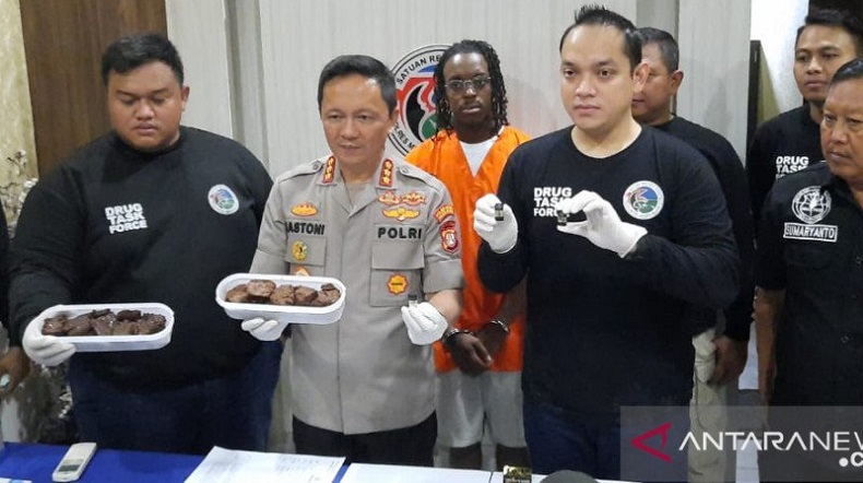 Polisi Tangkap Warga Amerika Pemilik Brownies dan Cairan Vape Mengandung Ganja di Bintaro