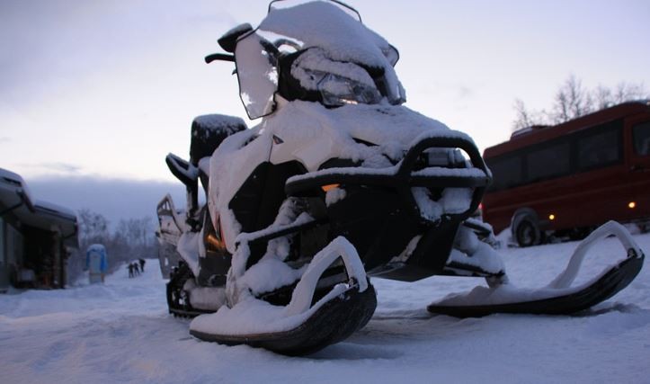 Mobil Salju Jatuh ke Danau Beku di Kanada, 1 Orang Tewas dan 5 Hilang