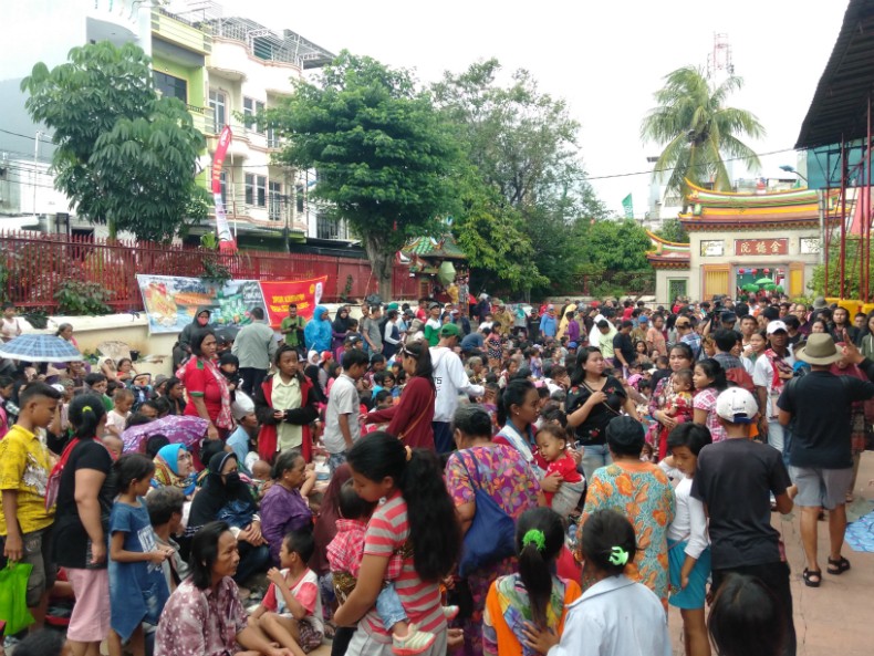 Tahun Baru Imlek, Ratusan Warga Pemburu Angpau Padati Klenteng Petak Sembilan