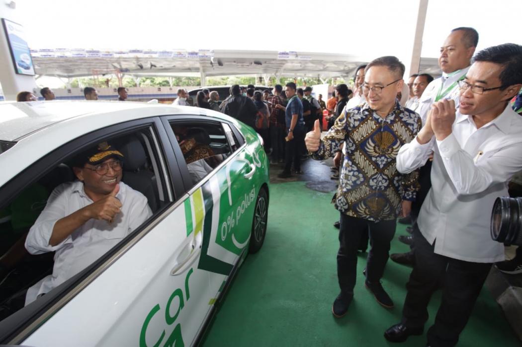 Budi Karya Jajal Taksi Listrik Grab di Bandara Soekarno-Hatta