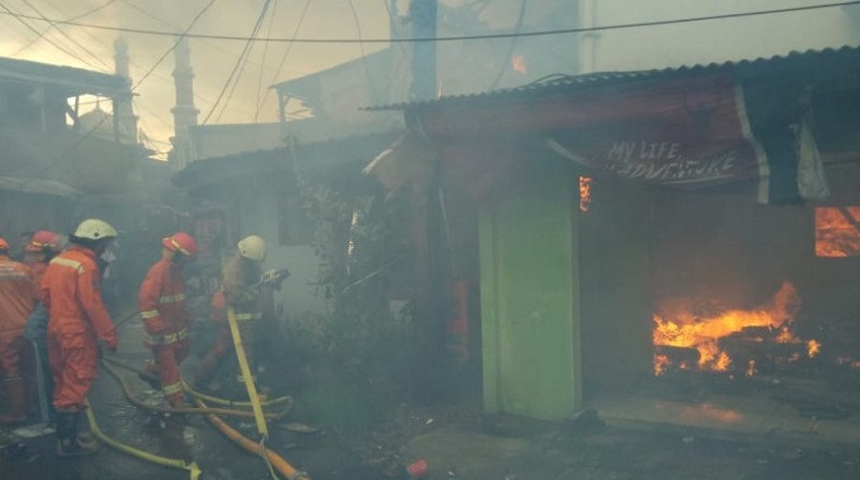 Kebakaran Landa Permukiman Padat Penduduk di Kebayoran Lama, 1 Orang Tewas
