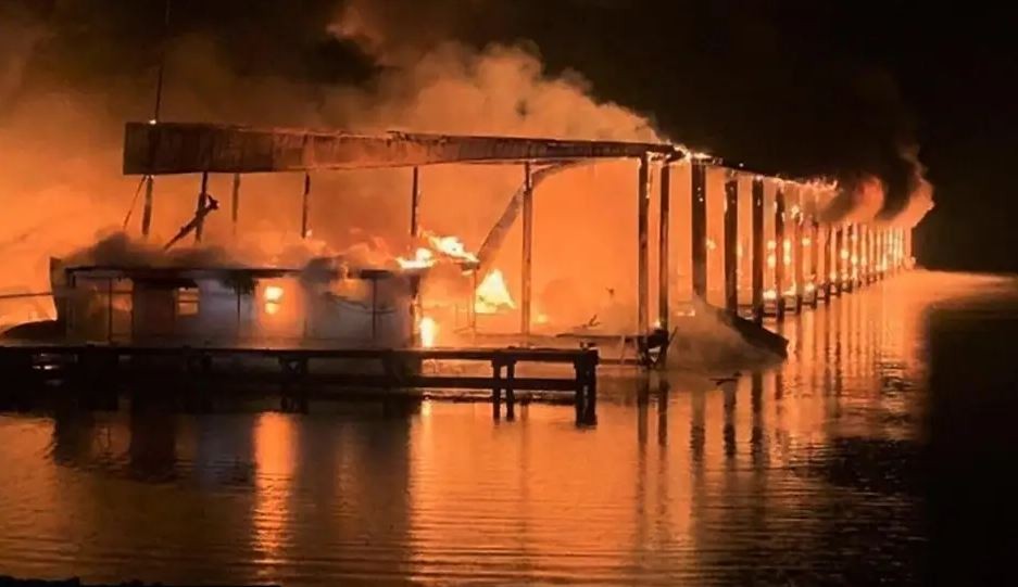 Kapal Terbakar di Dermaga Alabama AS, 8 Orang Tewas