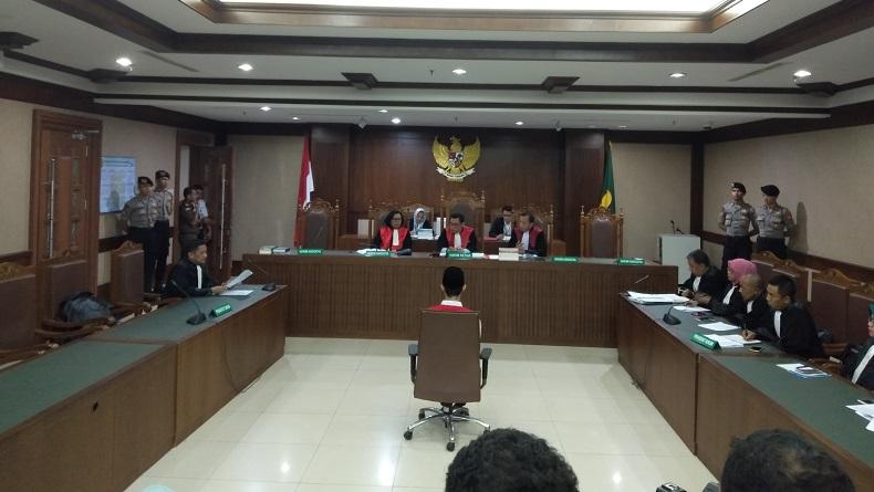 Luthfi Alfiandi, Demonstran Pembawa Bendera Merah Putih Dituntut 4 Bulan Penjara