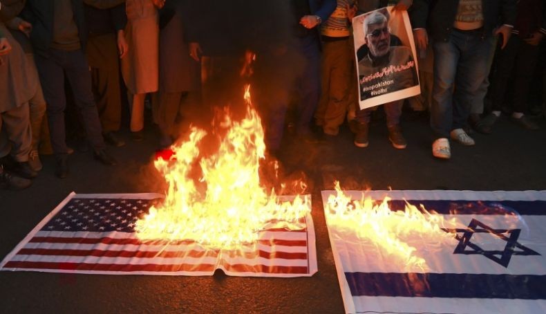 Perusahaan di Iran Produksi Ribuan Bendera AS dan Israel untuk Dibakar