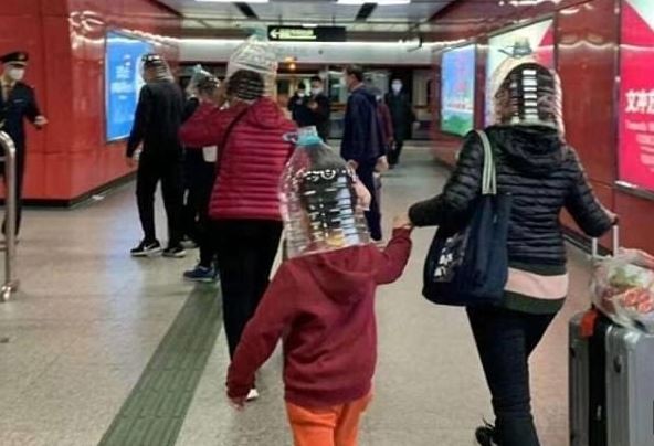 Cara Unik Pelancong China Cegah Virus Korona, dari Pakai Helm hingga Galon Air