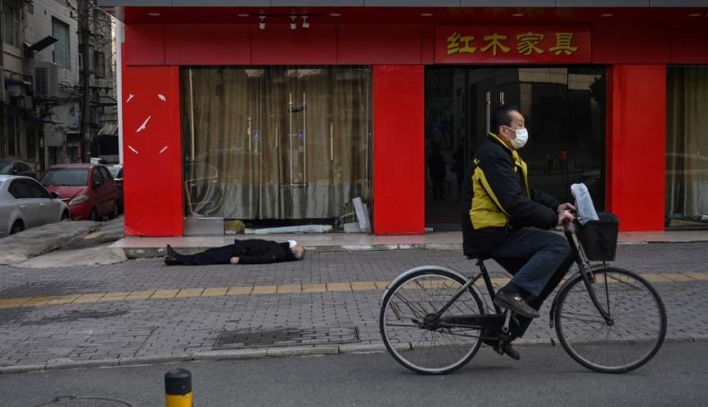 Pria Lansia Meninggal di Trotoar Wuhan Diduga akibat Virus Korona, Warga: Mengerikan