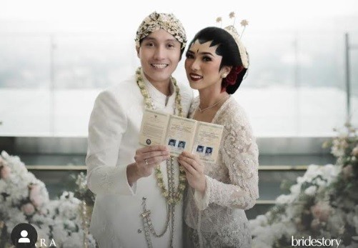 Sah, Isyana Sarasvati dan Rayhan Maditra Pamer Buku Nikah