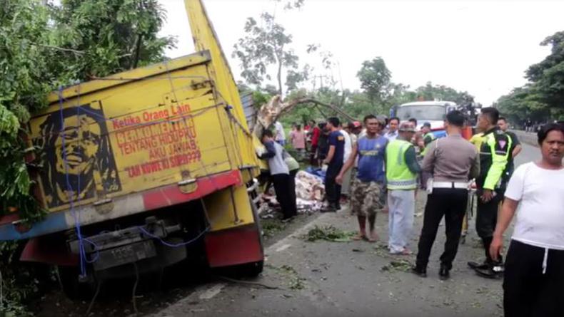 Truk Oleng Tabrak Pohon di Pantura Patrol Indramayu, 1 Orang Tewas