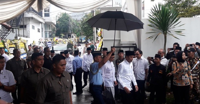 Melayat Gus Sholah, Jokowi: Kita Sangat Kehilangan Beliau