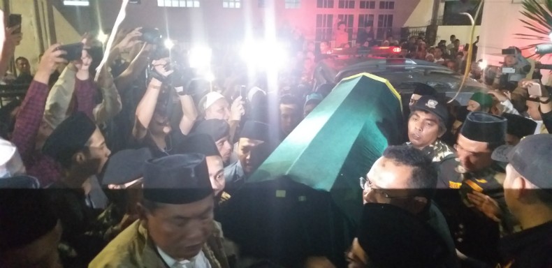 Ipang Wahid Pimpin Salat Jenazah untuk Gus Sholah