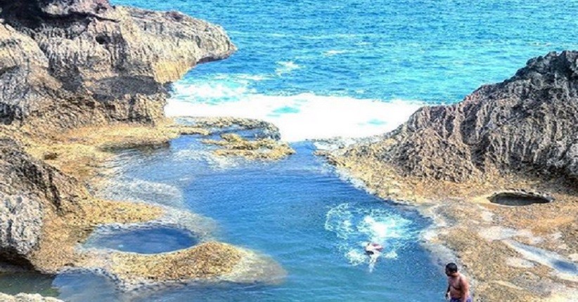 Pantai Kedung Tumpang Terlihat Eksotis karena Miliki Kolam Karang Laut