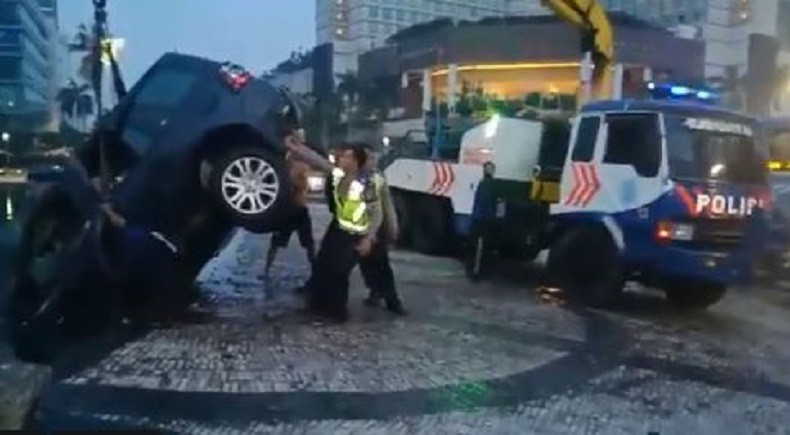 Kecelakaan, Land Rover Masuk Kolam Bundaran HI