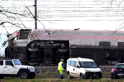 Kereta Tergelincir Dekat Milan Italia, Tewaskan 2 Orang