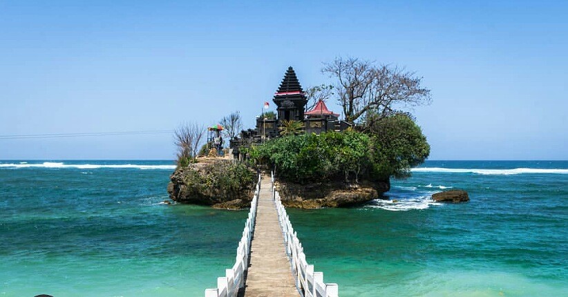 Terpikat Keindahan Pantai Balekambang Malang, Unik Ada Pura Mirip Tanah Lot