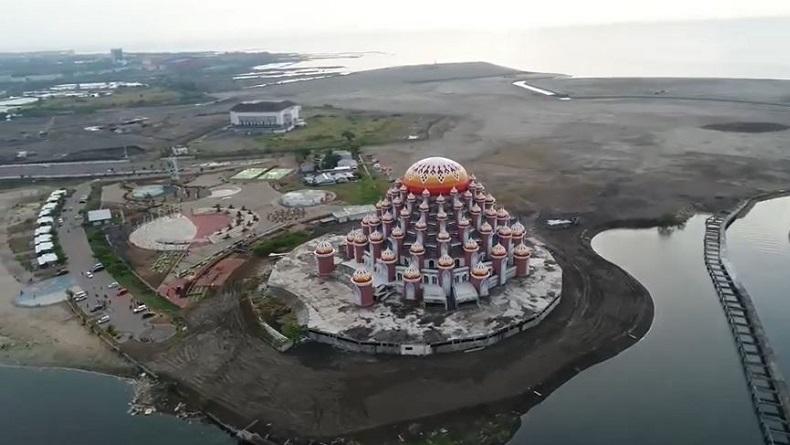 Diduga akibat Reklamasi, Laut di Pantai Losari Makassar Berbau Menyengat