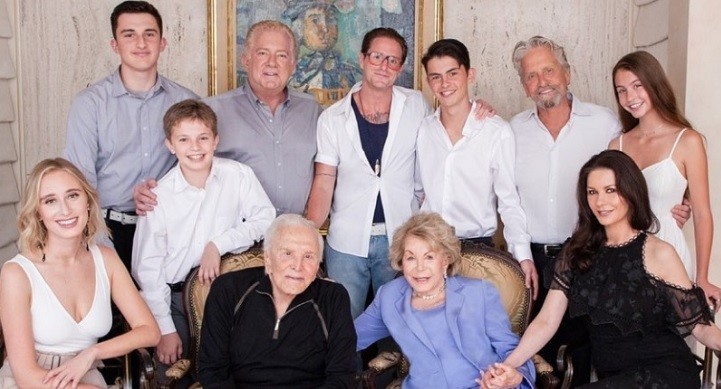 Kirk Douglas Meninggal di Usia 103 Tahun, Suami Catherine Zeta-Jones: Dia Seorang Legenda