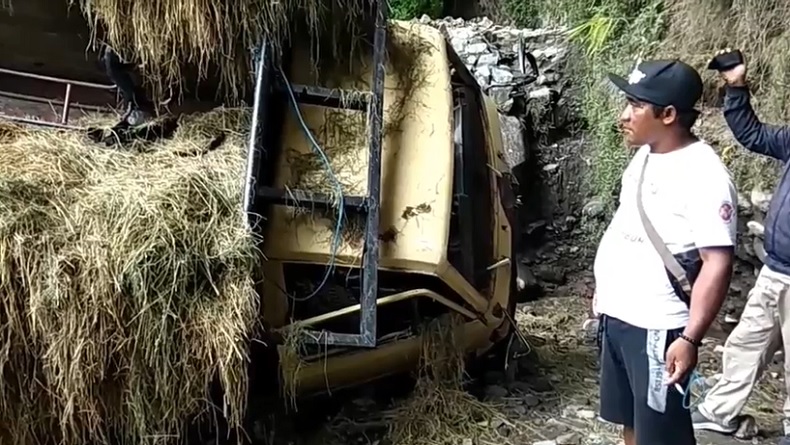 Truk Muatan Jerami Terjun ke Jurang Sedalam 30 Meter di Lereng Gunung Merapi