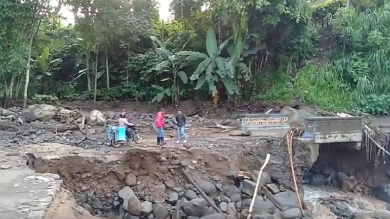 Banjir Bandang Kembali Landa Desa di Lereng Gunung Kawi Blitar, 2 Jembatan Putus