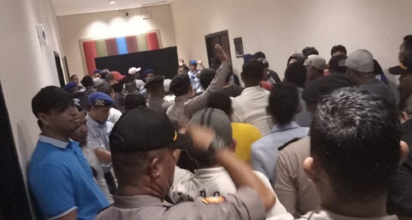 Kongres PAN Ricuh, Massa Lempar Bangku di Hotel