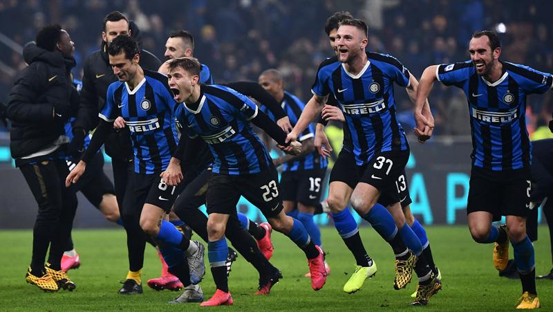 Comeback, Inter Milan Libas AC Milan 4-2 untuk Naik ke Puncak Klasemen