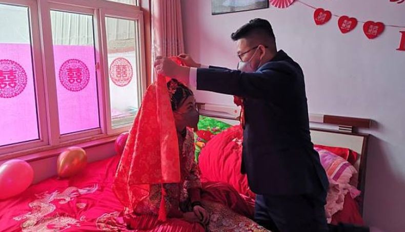 Kisah Pengantin di China yang Terpaksa Menikah Tanpa Tamu akibat Virus Korona