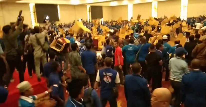 Kericuhan Berlanjut, Kubu Zulkifli dan Mulfachri Saling Lempar Kursi di Arena Kongres PAN