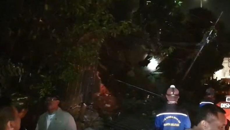 2 Kendaraan Tertimpa Longsoran Turap di Pesanggrahan