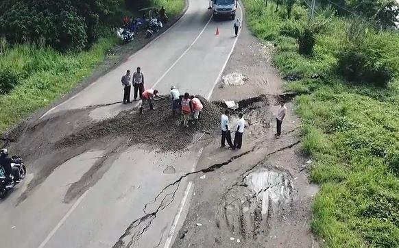 Penampakan Udara Jalur Utama Cirebon-Bandung yang Ambles 1 Meter