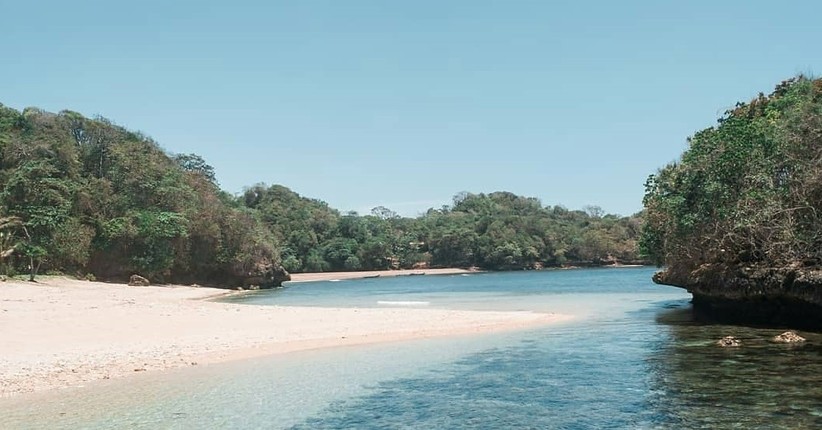 Menikmati Keindahan Pantai Kedung Celeng yang Tersembunyi di Ujung Kota Malang