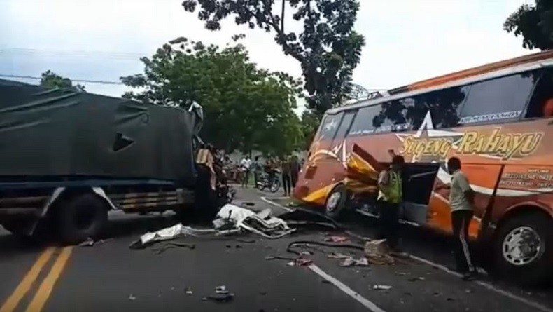 Kecelakaan Bus dan Truk di Madiun, 1 Korban Tewas Terjepit