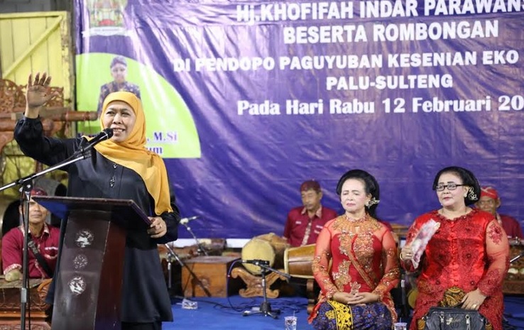 Gubernur Khofifah Disambut Hangat Ratusan Perantau asal Pulau Jawa di Palu