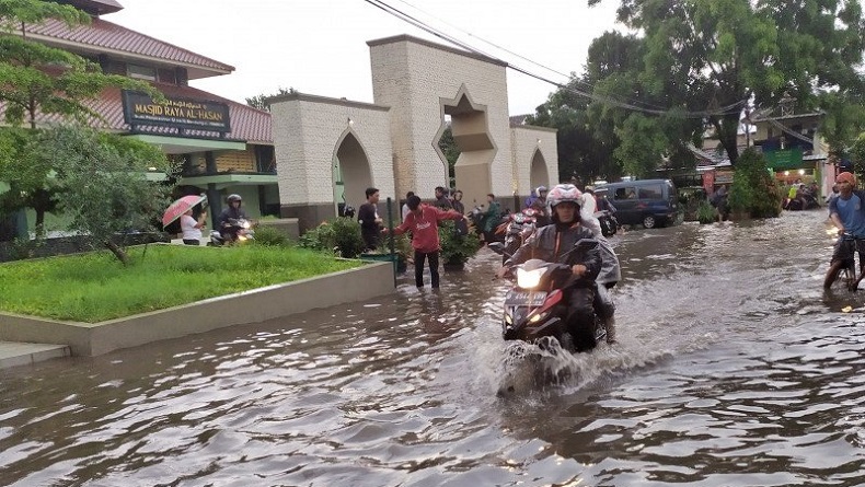 Banjir di Bandung Rendam Kompleks Perumahan Bumi Panyileukan, Banyak Motor Mogok