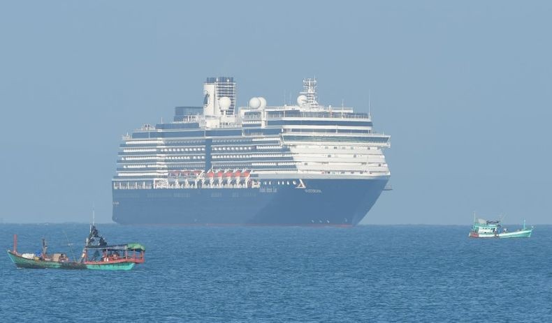 Ditolak 5 Negara karena Virus Korona, Kapal Pesiar Angkut 2.200 Orang Berlabuh di Kamboja