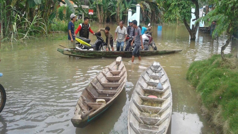 Berkah Banjir, Ojek Perahu Laris Manis Angkut Warga Musi Rawas