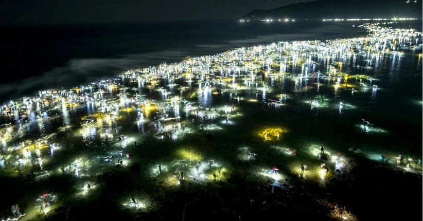 Mengintip Kemeriahan Wisatawan Berburu Cacing Warna-warni di Puncak Bau Nyale 2020