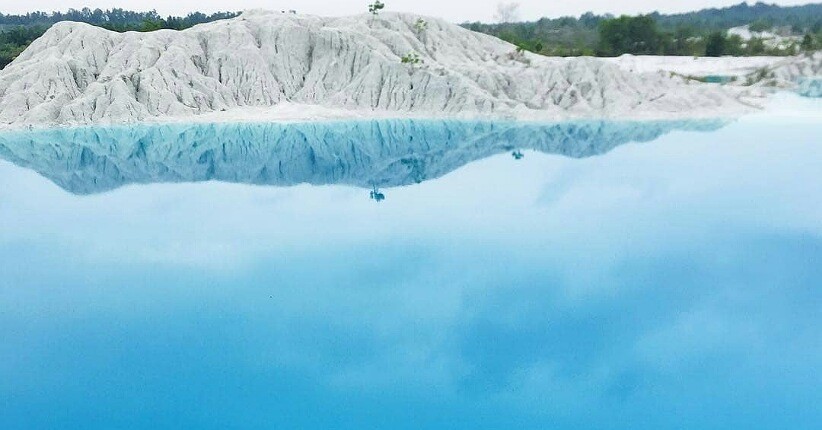 Terpikat Keindahan Danau Kaolin di Belitung, Airnya Kebiruan Dikelilingi Daratan Putih