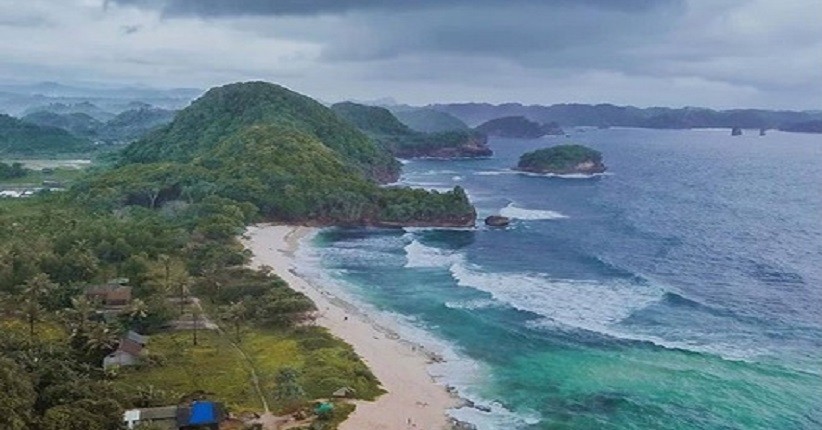 Ide Wisata di Malang, Jelajahi Pantai Gua Cina Tempat Bertapa Biksu
