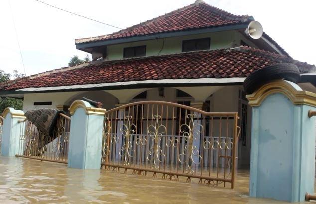 2 Kecamatan di Cirebon Dikepung Banjir, Masjid hingga Jalan Terendam