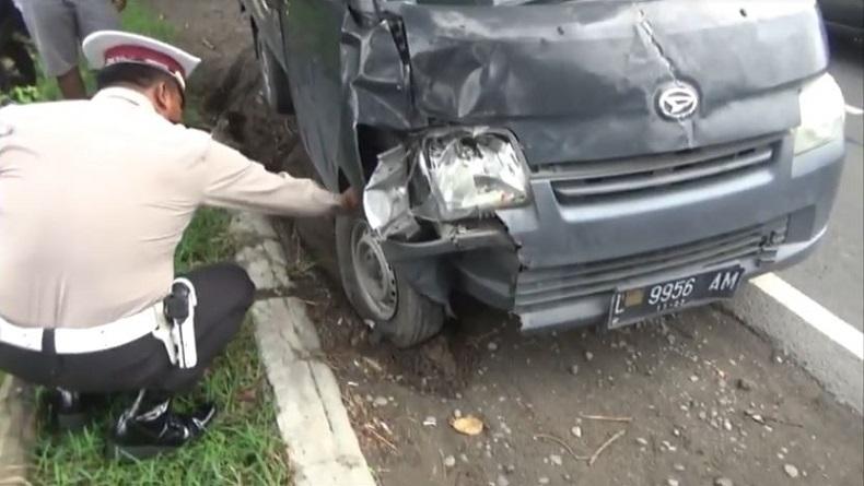 Pikap Tabrak 2 Motor karena Ban Pecah di Jombang, 1 Tewas dan 2 Korban Luka-Luka