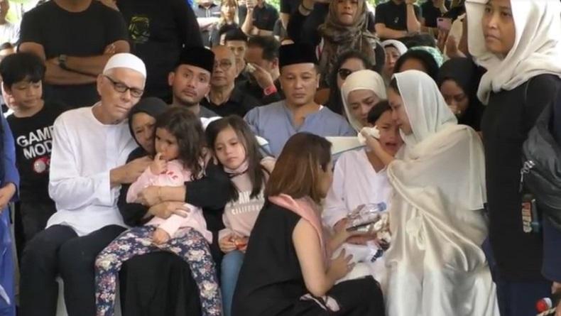 Isak Tangis BCL dan Noah Iringi Pemakaman Ashraf Sinclair di San Diego Hills Karawang