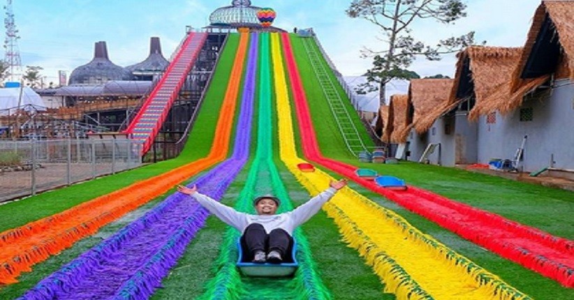 Wisata Semarang di Dusun Semilir, Ada Stupa Raksasa dan Perosotan Pelangi yang Instagramable